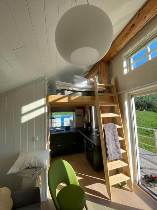 Minihus Med Drommeutsikt Til Sunnmorsalpene Apartment Aure  Exterior photo